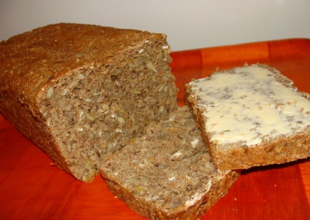 Fotografia przedstawiająca Chleb żytnio-pszenny z ziarnami