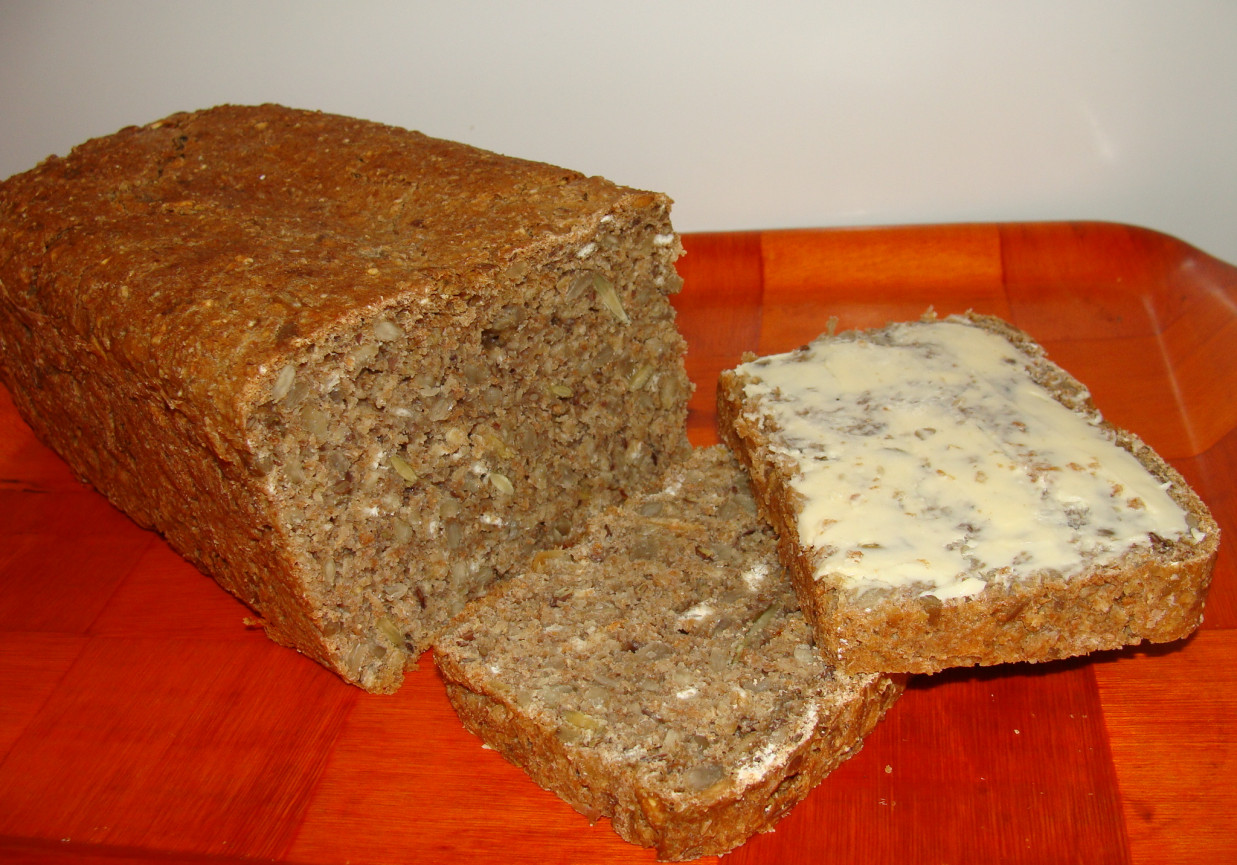 Chleb żytnio-pszenny z ziarnami foto