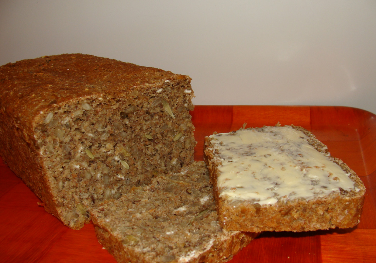 Chleb żytnio-pszenny z ziarnami foto