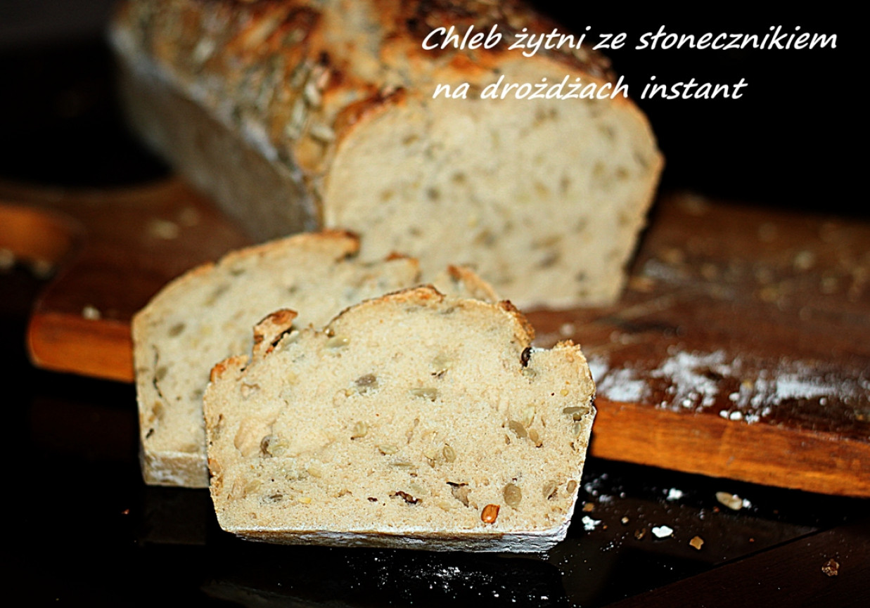 Chleb żytni ze słonecznikiem na drożdżach instant foto