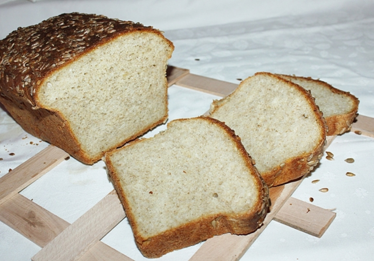 Chleb żytni ze słonecznikiem na zakwasie foto