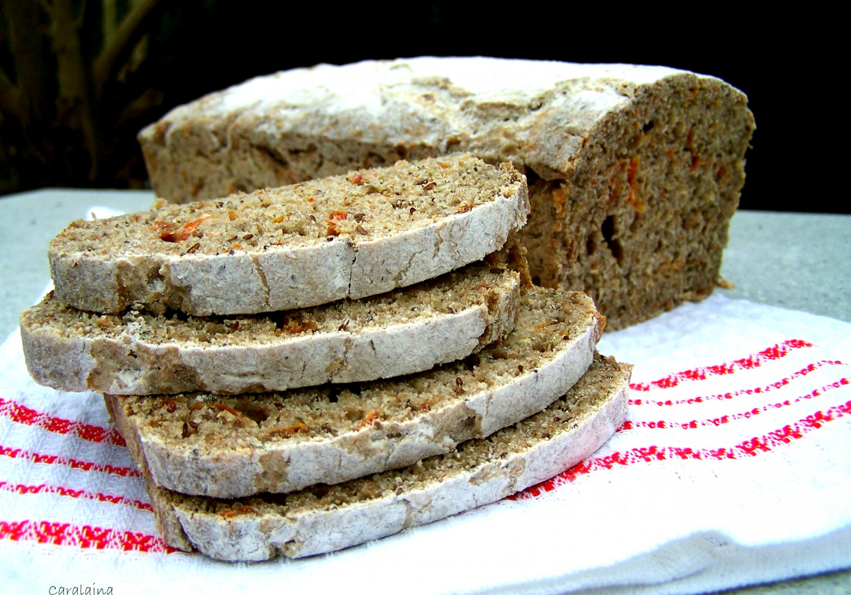 Chleb żytnio-orkiszowy z ziołami prowansalskimi, suszonymi pomidorami i babką płesznik foto