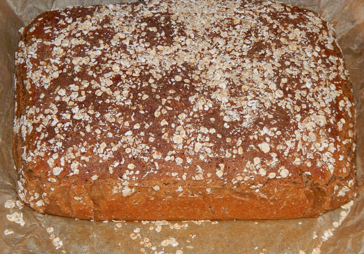 Chleb żytnio-pszenny na zakwasie i drożdżach foto