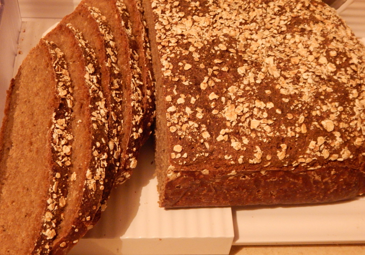 Chleb żytnio-pszenny na zakwasie i drożdżach foto