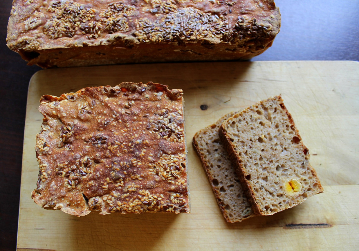 Chleb żytnio - pszenny z morelami foto