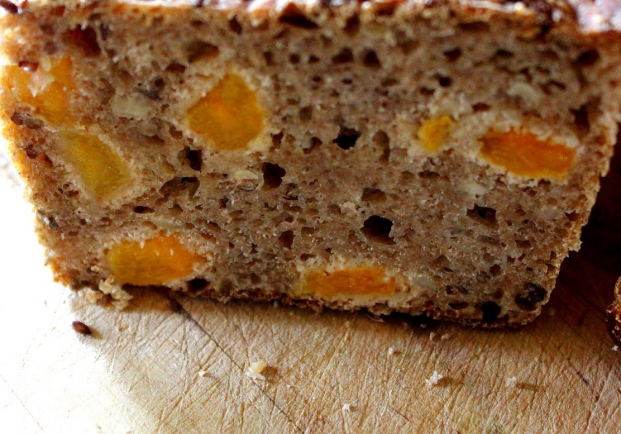 Chleb żytnio - pszenny z morelami foto