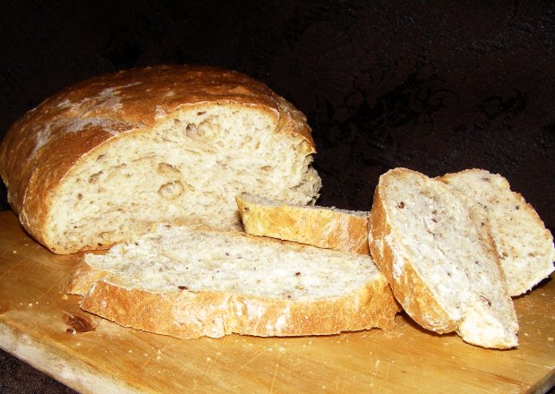 Fotografia przedstawiająca chleb żytnio-pszenny z siemieniem lnianym...