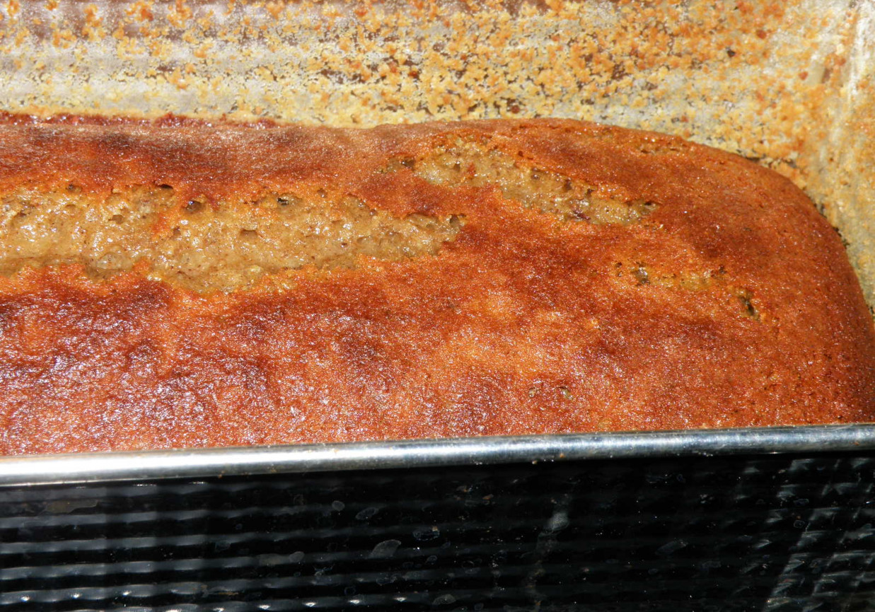 Chlebek cukiniowy z ziarenkami i orzechami foto