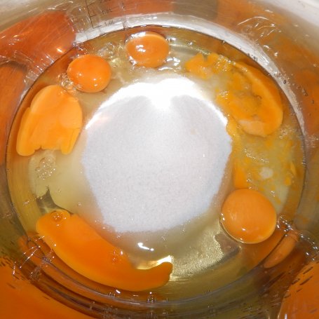 Krok 1 - Chlebek drożdżowy z sokiem marchewkowym - na słodko foto