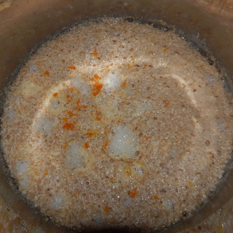 Krok 4 - Chlebek drożdżowy z sokiem marchewkowym - na słodko foto