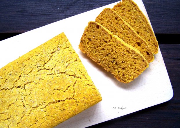 Fotografia przedstawiająca chlebek eksperymentalny pszenno żytni z dynią i polentą