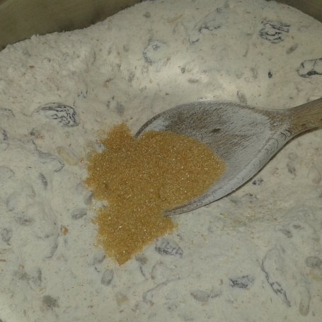 Krok 4 - Chlebek krupczatkowo - orkiszowy z rodzynkami królewskimi foto