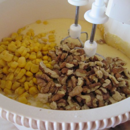 Krok 4 - Chlebek kukurydziany z orzechami foto