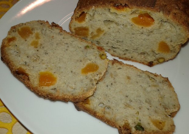 Fotografia przedstawiająca Chlebek morelowo - pistacjowy na mące chlebowej