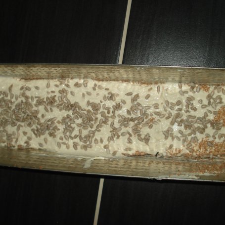 Krok 7 - Chlebek na maślance z ziarnami słonecznika foto
