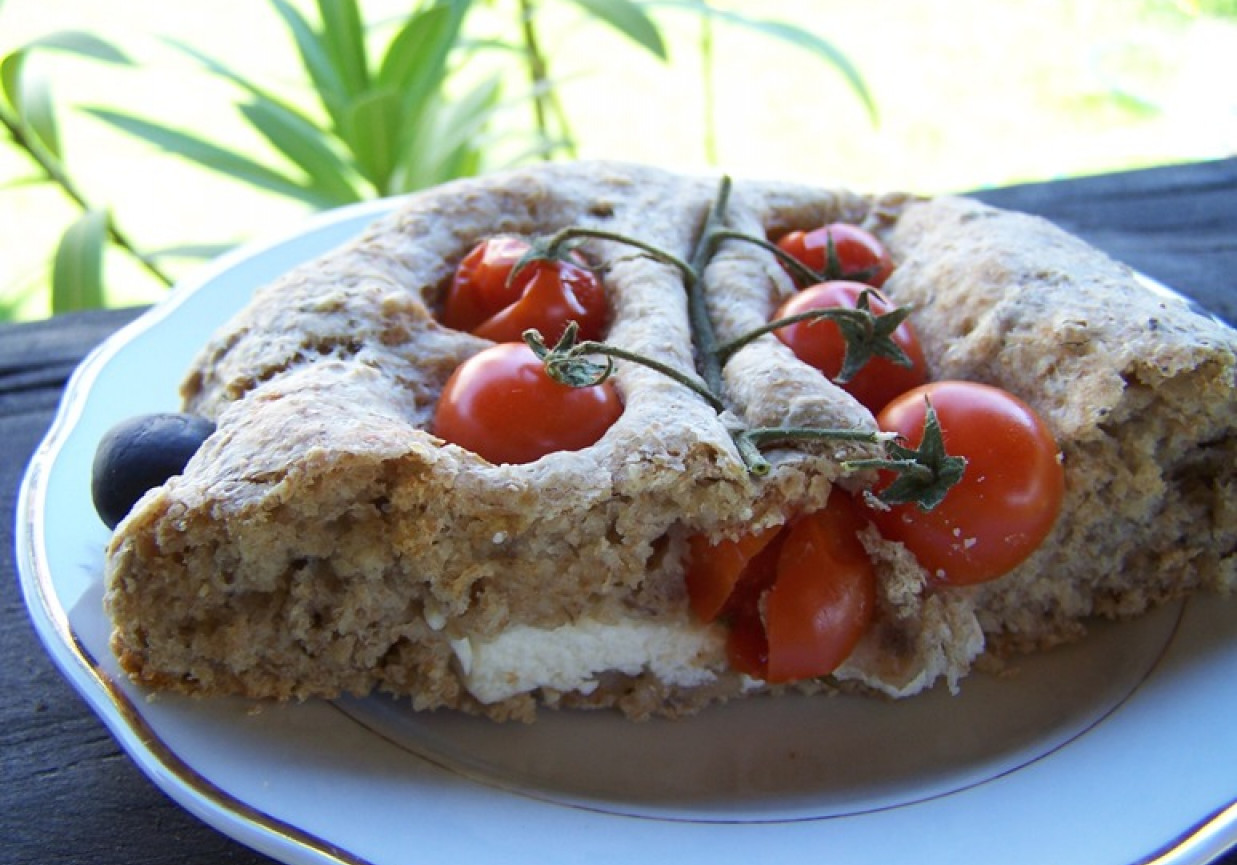 chlebek nadziewany serem feta i pomidorkami cherry foto