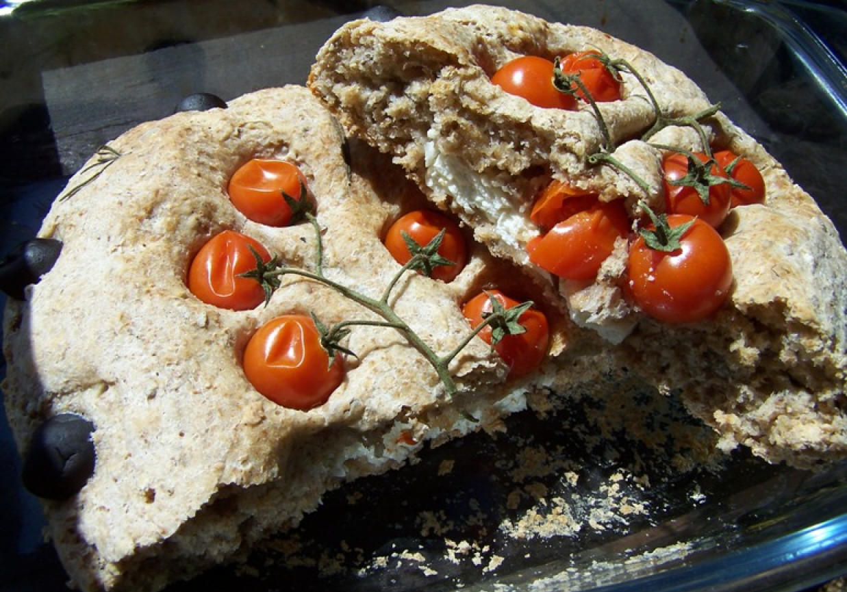 chlebek nadziewany serem feta i pomidorkami cherry foto