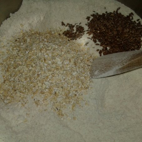 Krok 3 - Chlebek orzechowo - morelowo - rodzynkowy na maślance foto