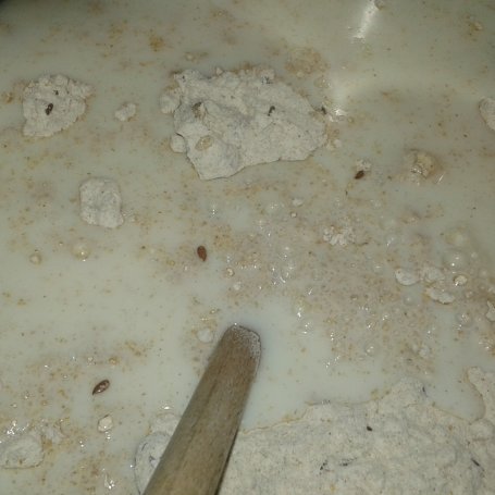 Krok 9 - Chlebek orzechowo - morelowo - rodzynkowy na maślance foto