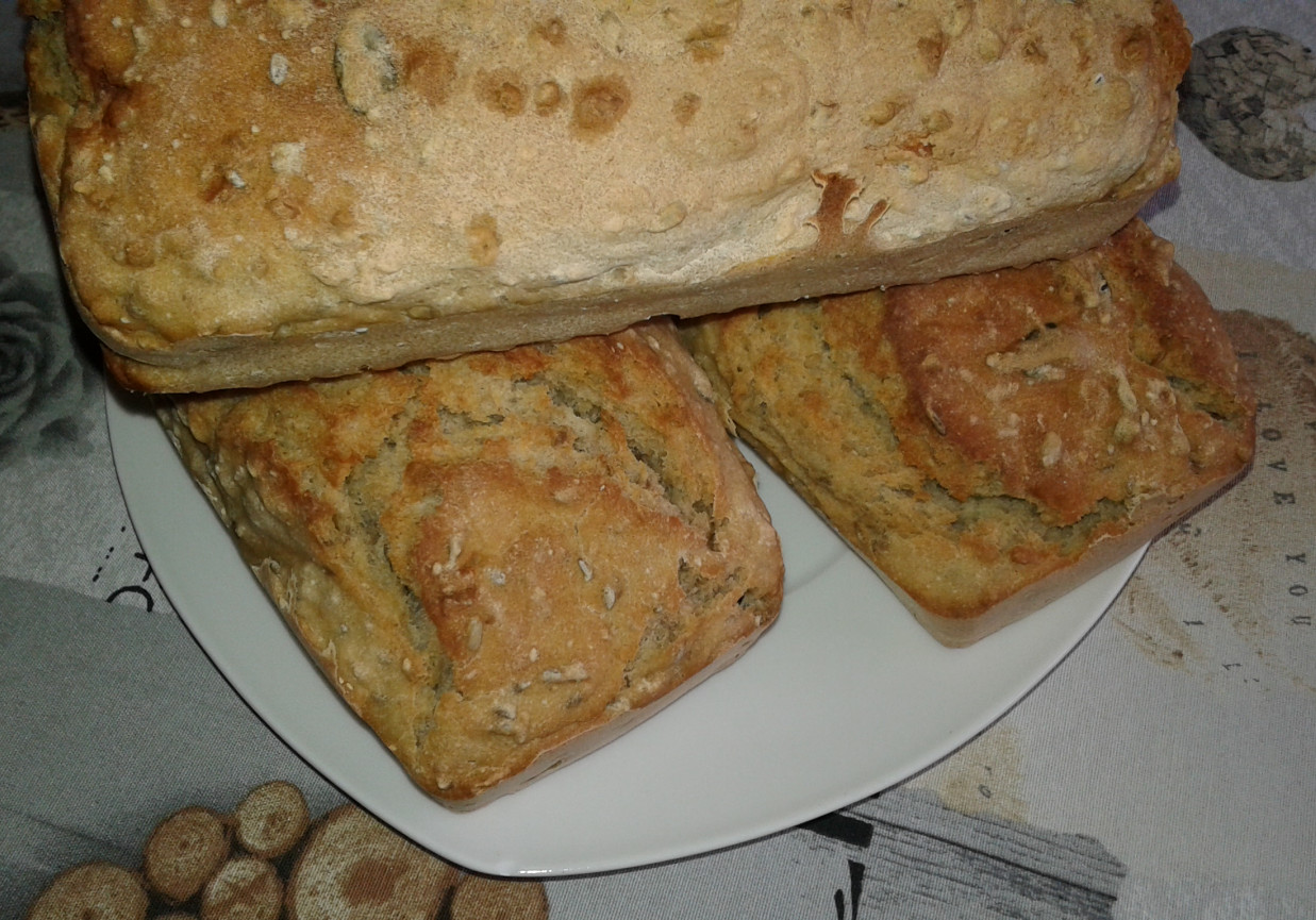 Chlebek pszenno - orkiszowo - żytni z ziarnami na rozwodnionym kefirze foto