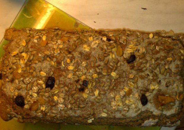 Fotografia przedstawiająca Chlebek pszenno-żytni z ziarenkami na zakwasie