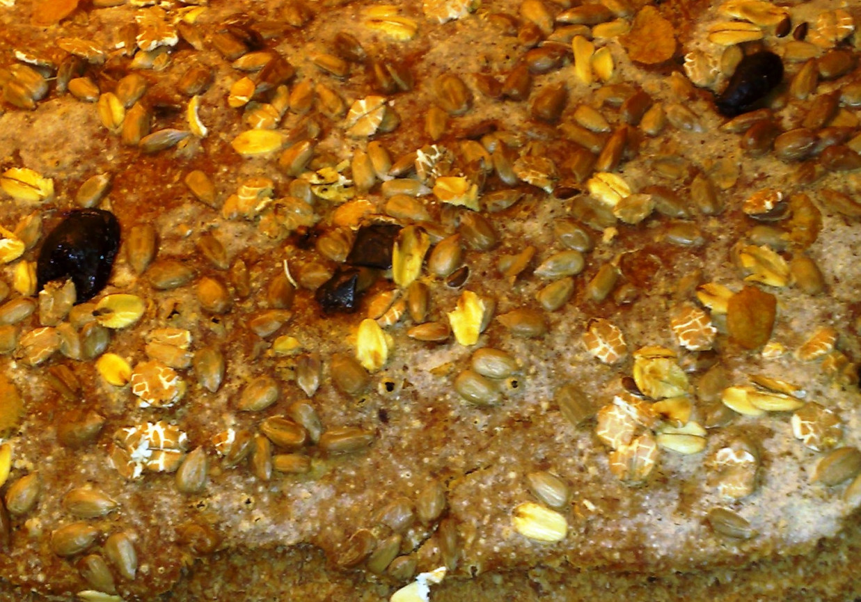 Chlebek pszenno-żytni z ziarenkami na zakwasie foto