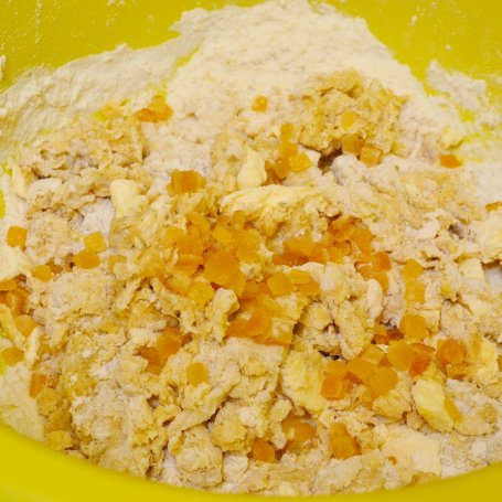 Krok 1 - Chlebek pszenny ze skórką pomarańczową i orzechami foto