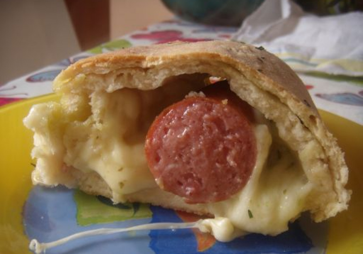 "Chlebek" z kiełbasą, serem, pesto bazyliowym i suszonymi pomidorami foto