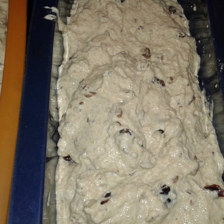 Krok 8 - Chlebek z mąki mieszanej z bakaliami foto