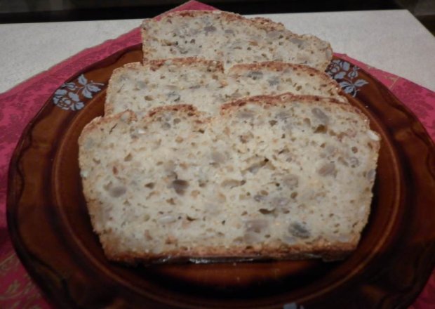 Fotografia przedstawiająca Chlebek z mąki pszennej, jaglanej, gryczanej i żytniej