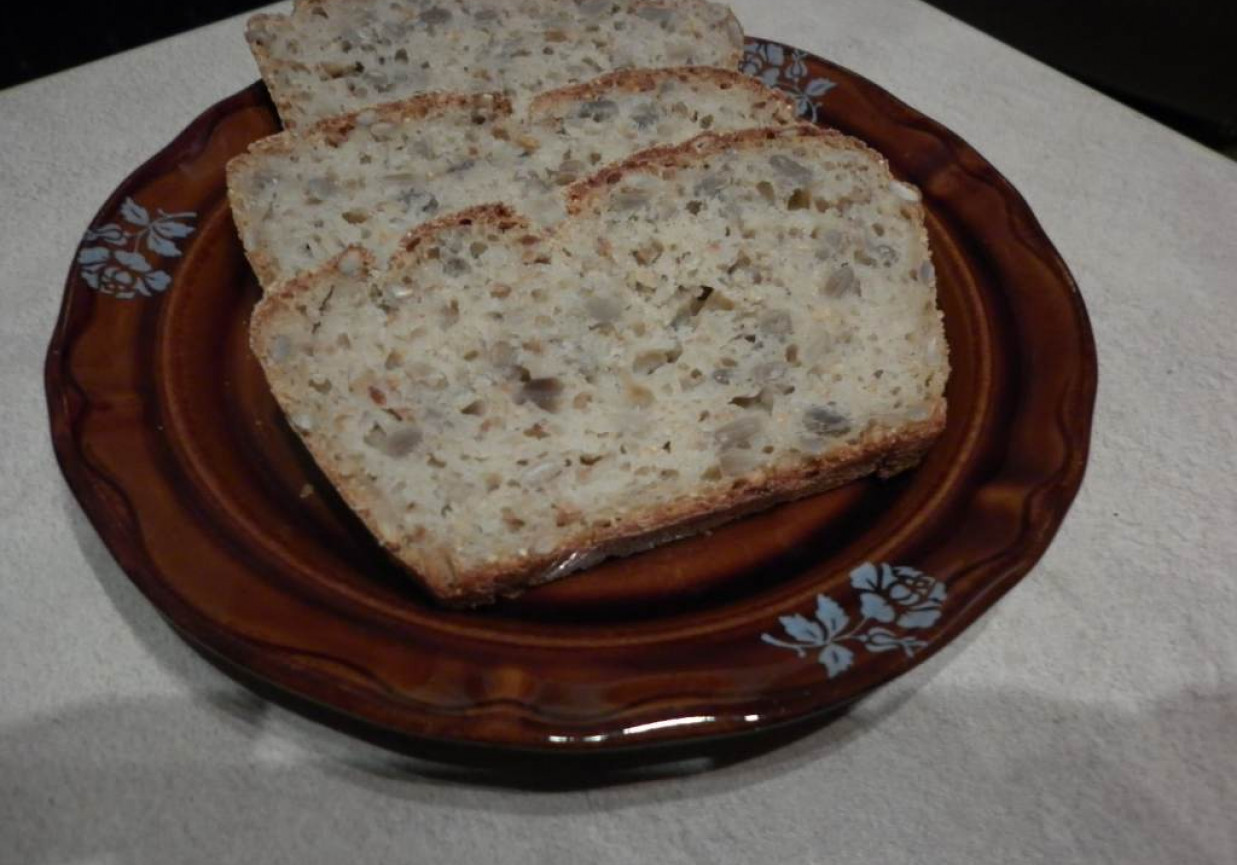 Chlebek z mąki pszennej, jaglanej, gryczanej i żytniej foto
