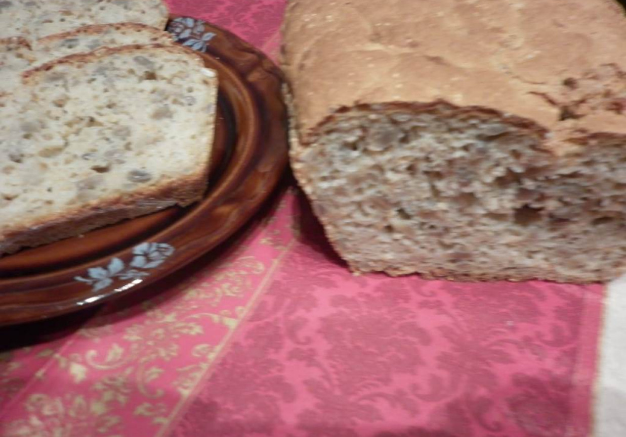 Chlebek z mąki pszennej, jaglanej, gryczanej i żytniej foto