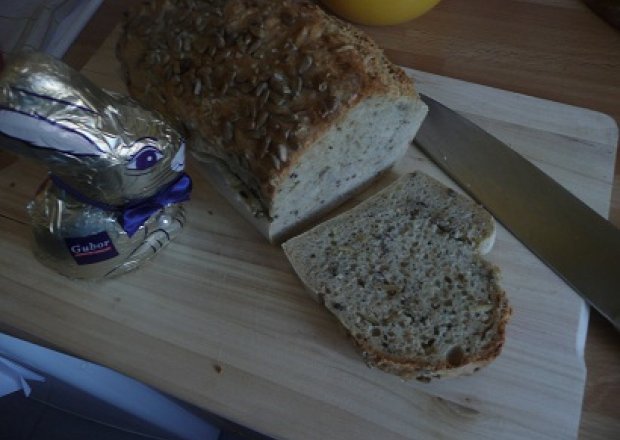 Fotografia przedstawiająca chlebek z ziarnami