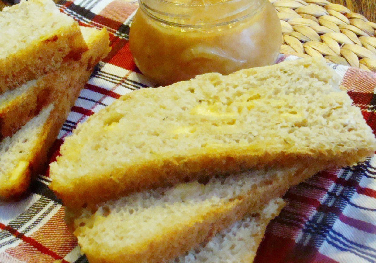 Chlebek z żółtym serem foto