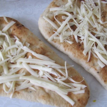 Krok 2 - Chlebki naan a’la pizza foto