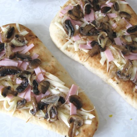Krok 3 - Chlebki naan a’la pizza foto
