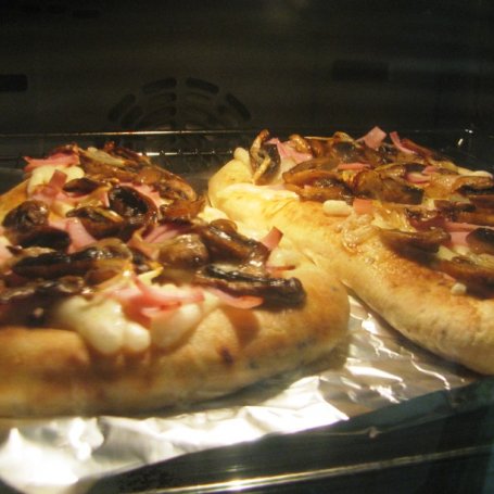 Krok 4 - Chlebki naan a’la pizza foto