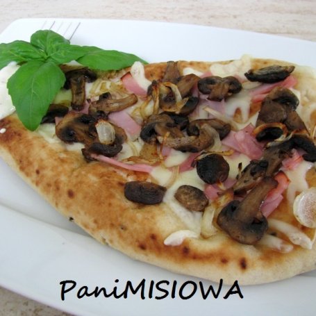Krok 5 - Chlebki naan a’la pizza foto