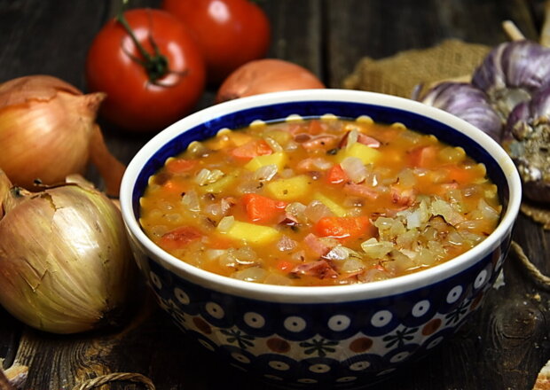 Fotografia przedstawiająca Chlebowa zupa "pomidorowa" ;)