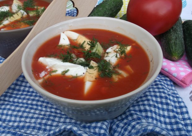 Fotografia przedstawiająca Chłodnik na soku pomidorowym z jajkiem.
