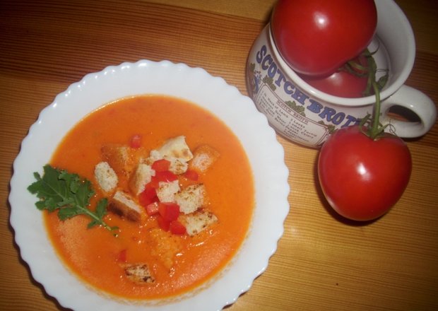 Fotografia przedstawiająca Chłodnik paprykowo-pomidorowy z grzankami