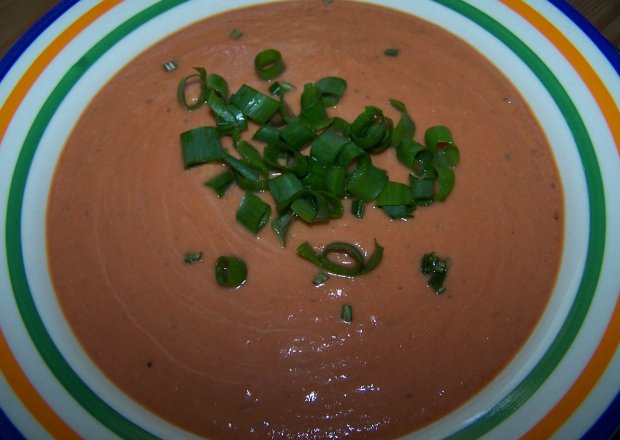Fotografia przedstawiająca chłodnik pomidorowo jogurtowy