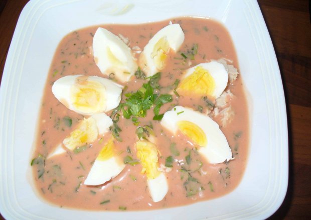 Fotografia przedstawiająca Chłodnik pomidorowy z jajkiem