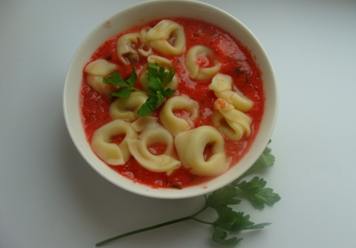 Chłodnik pomidorowy z tortellini foto