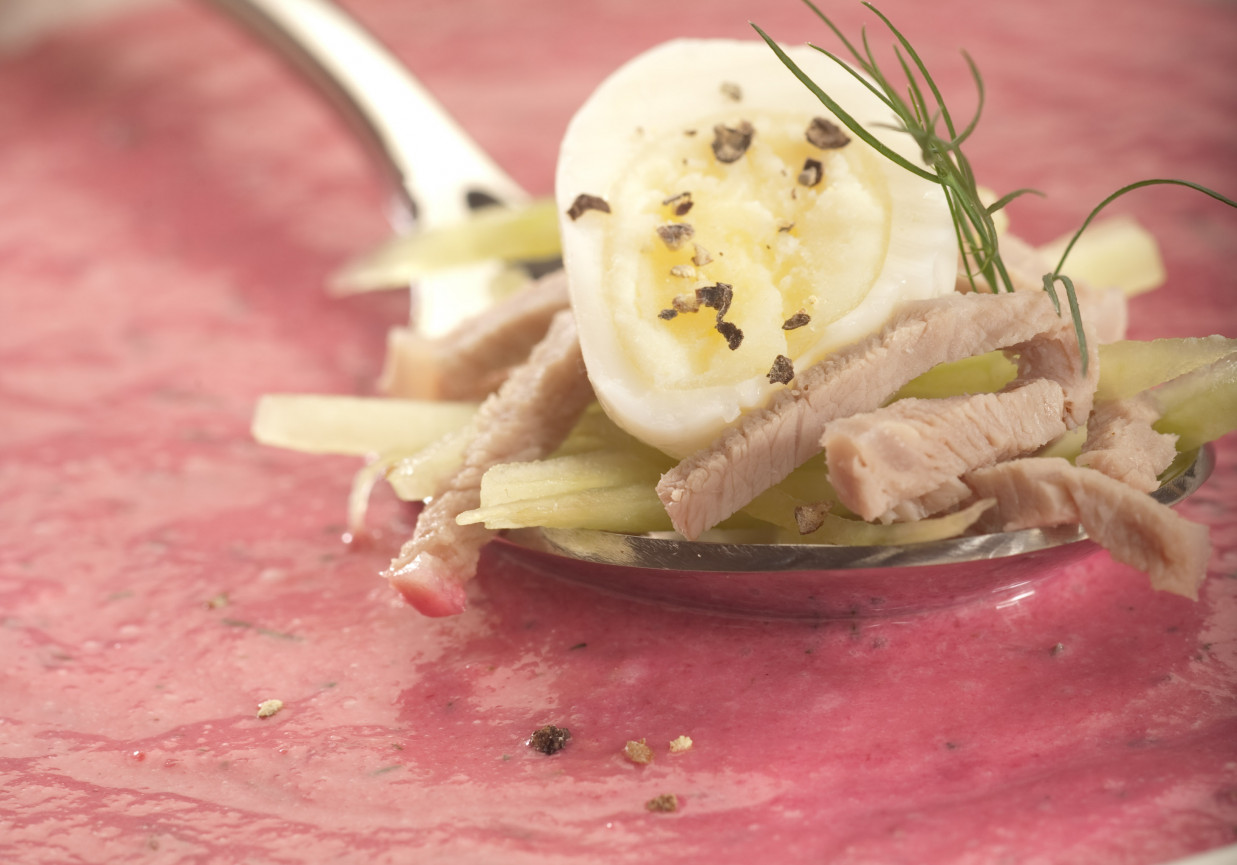 Chłodnik z botwinki z pieczoną cielęciną i jajkiem przepiórczym foto