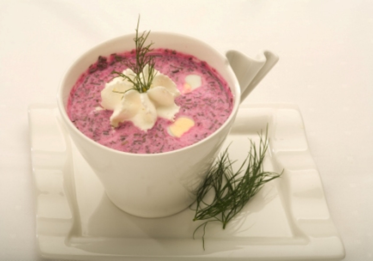 Chłodnik z botwinki z pieczoną cielęciną i jajkiem przepiróczym foto