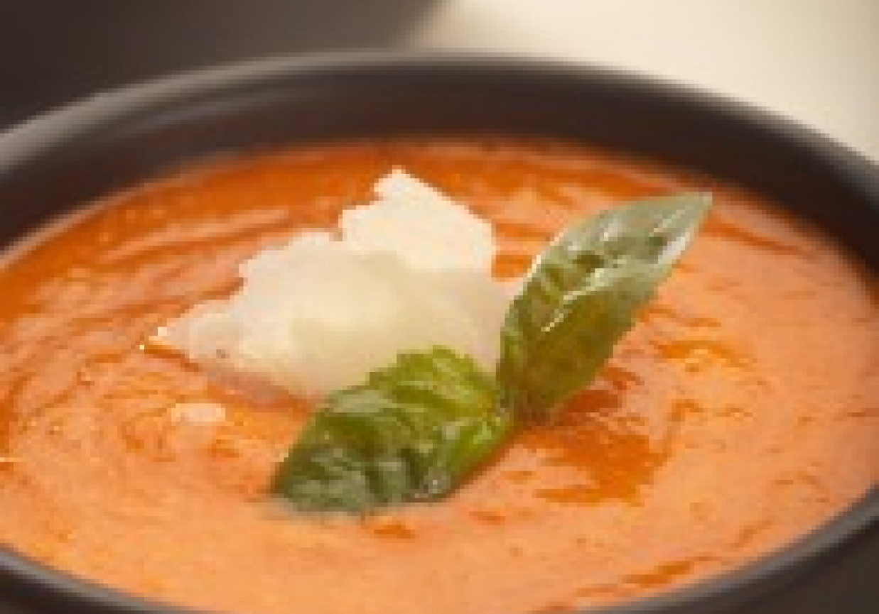 Chłodnik z czerwonej papryki, z suszonymi pomidorami, bazylią i świeżo tartym parmezanem foto