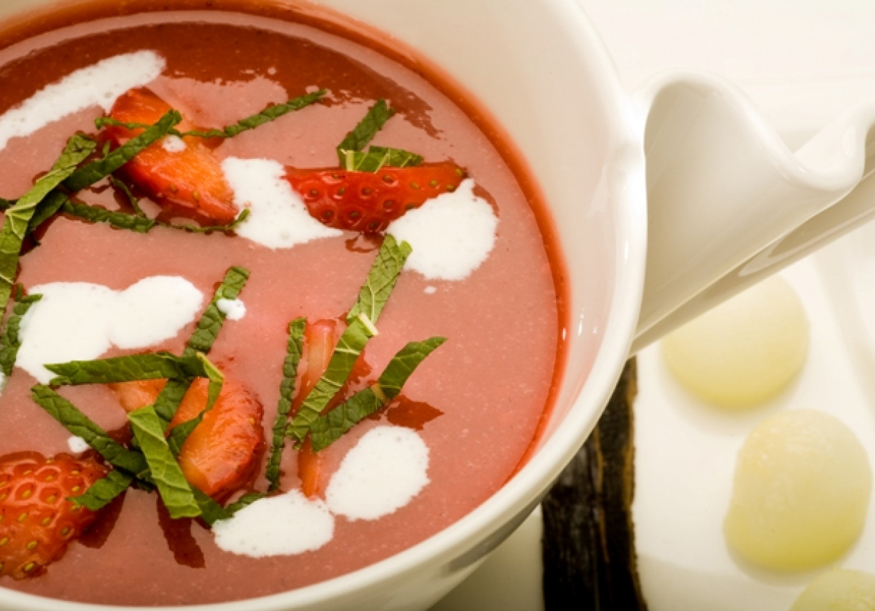 Chłodnik z truskawek i wanilii z sorbetem cytrynowym i świeżą miętą foto