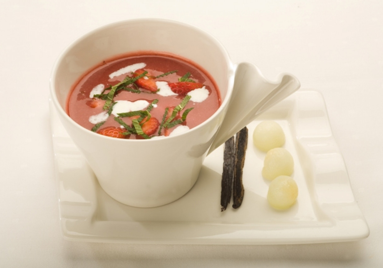 Chłodnik z truskawek i wanilii z sorbetem cytrynowym i świeżą miętą foto