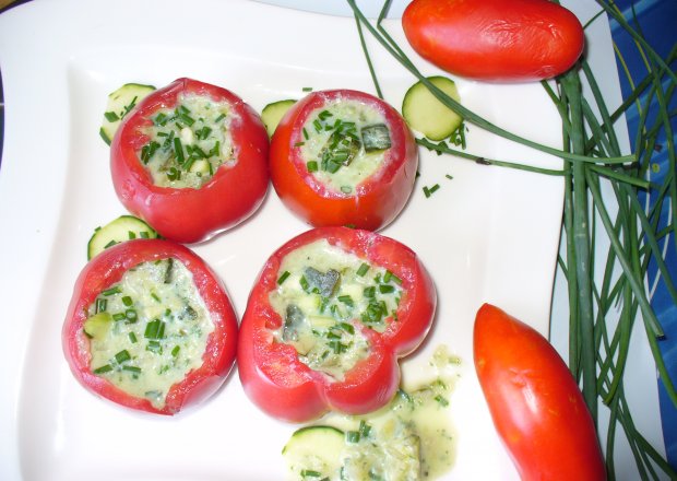 Fotografia przedstawiająca Chłodnik  ziołowy w pomidorach